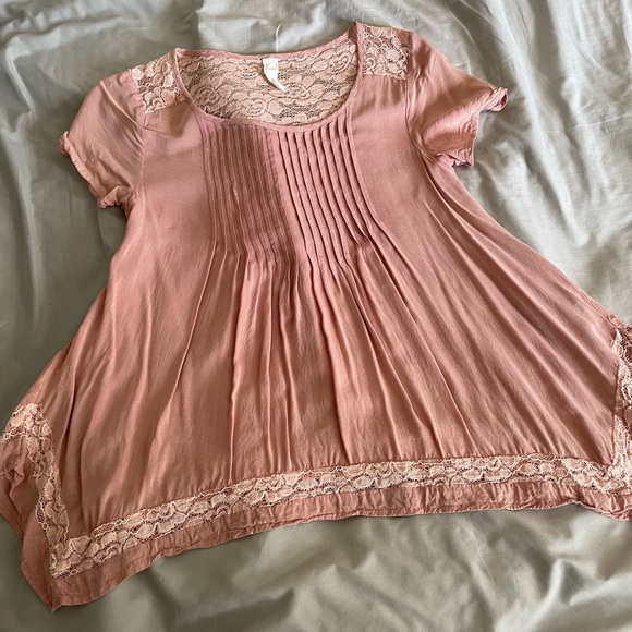 tokyo Darling - Blush Flowy Lace Detail Shirt - Picture 2 of 6